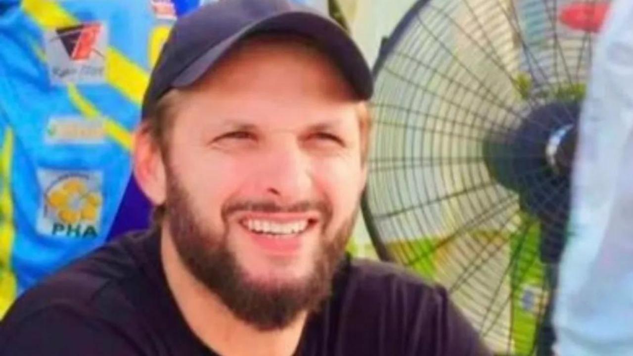 Shahid Afridi Gave Autograph On Stomach