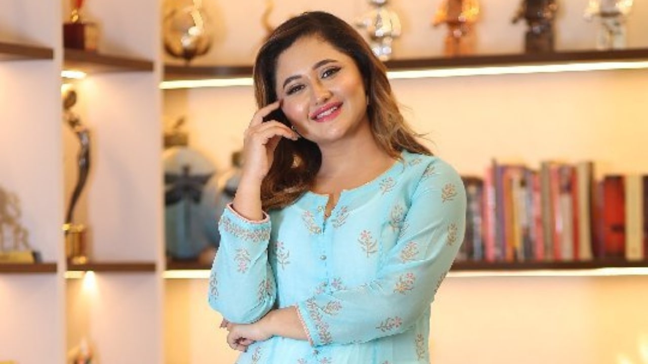 Rashmi Desai Dances On Deewana Kar Raha Hai