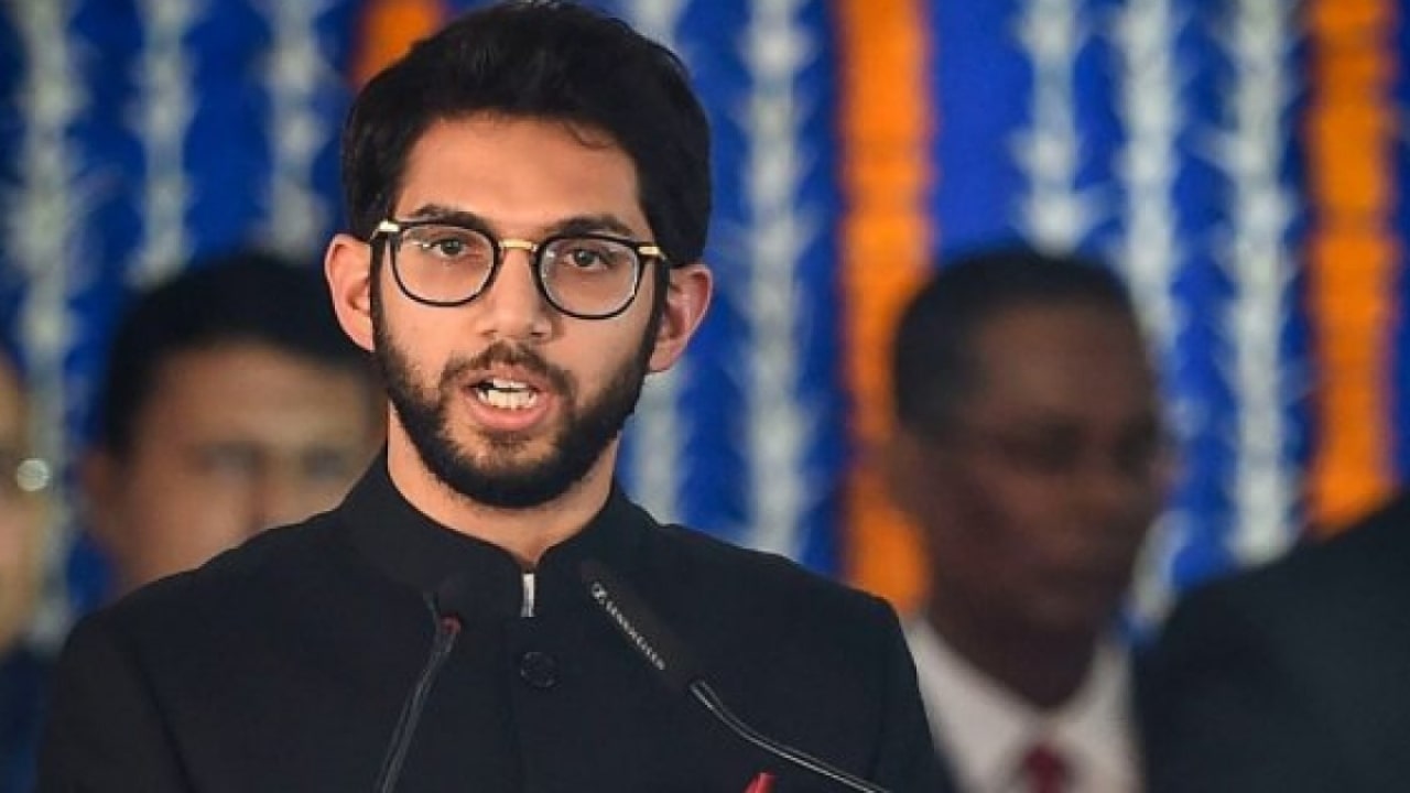 Stones Pelted On Aaditya Thackeray Convoy