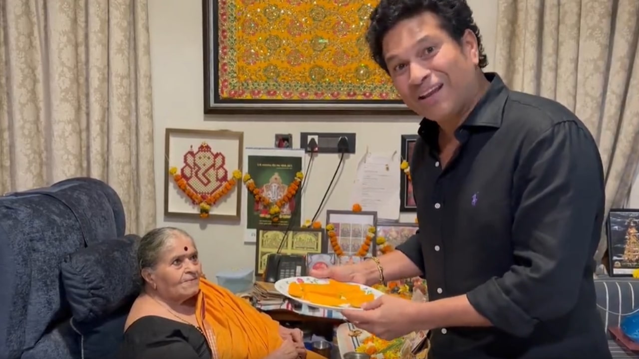 Sachin Tendulkar Tastes Mango
