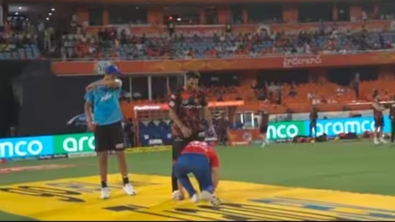 David Warner Touches Bhuvneshwar Kumar Feet