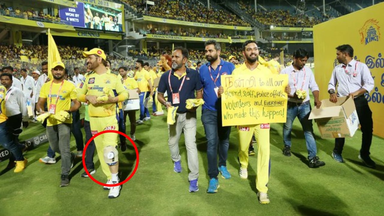 MS Dhoni Knee Injury Pics