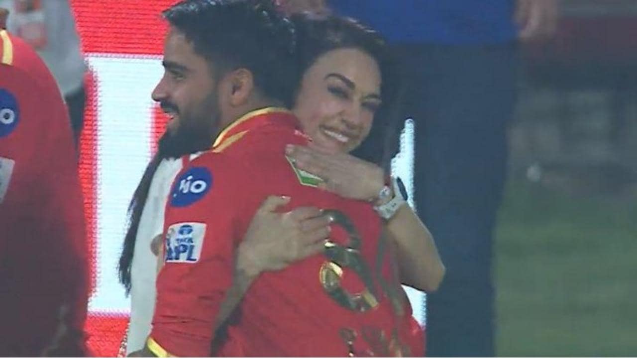 Preity Zinta Hugs Prabhsimran Singh