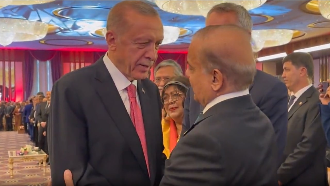 PAK PM Tries To Hug Erdogan