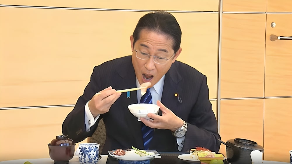 Japan PM Eats Fukushima Fish