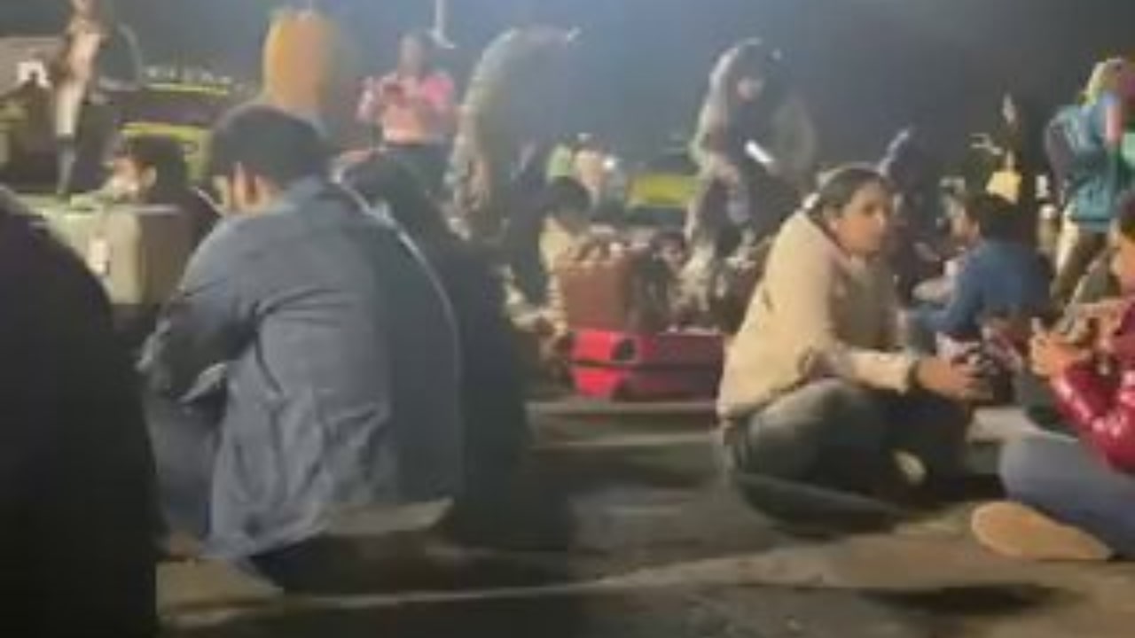 IndiGo Passengers Eating On Floor