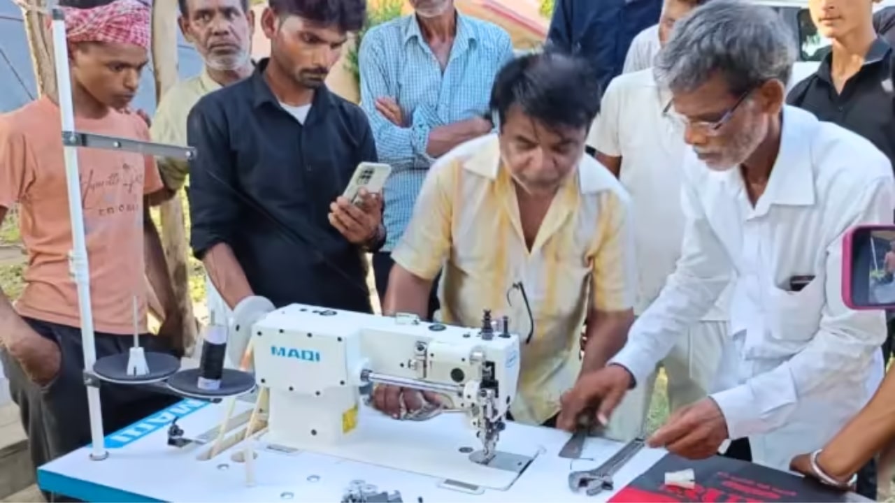Rahul Gandhi Meets Cobbler In Sultanpur
