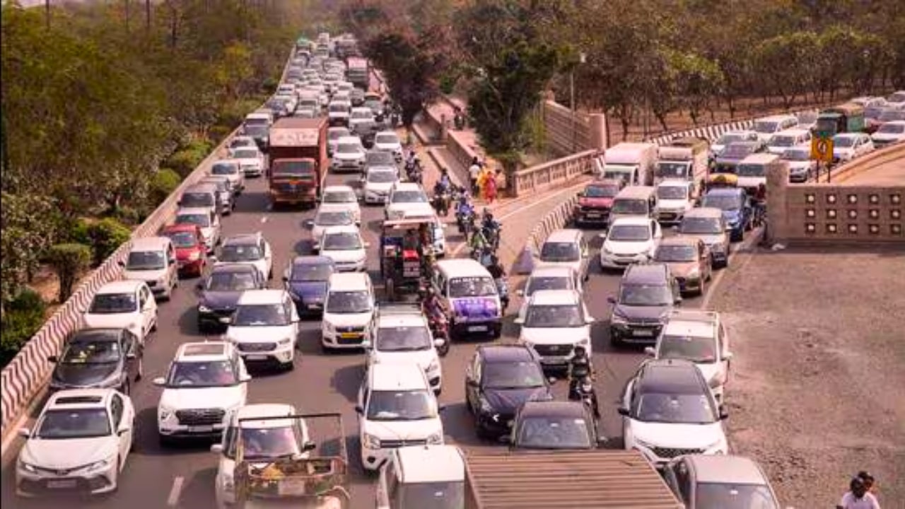 Noida Road Number Six Traffic Jam